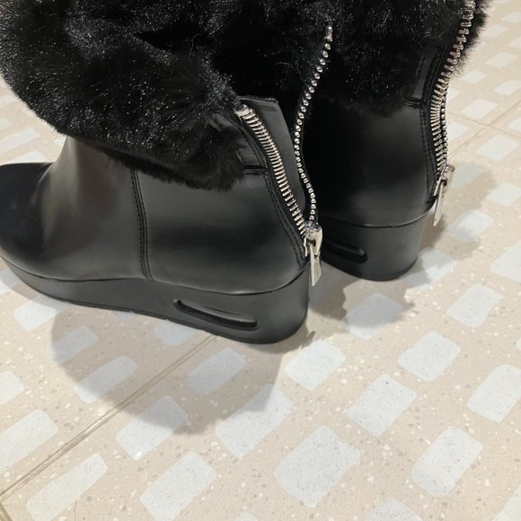 DKNY low cut boots, Man made leather and fur. Size 6.5 - Picture 5 of 5